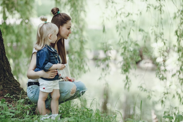 Madre e hija relajadas en el parque