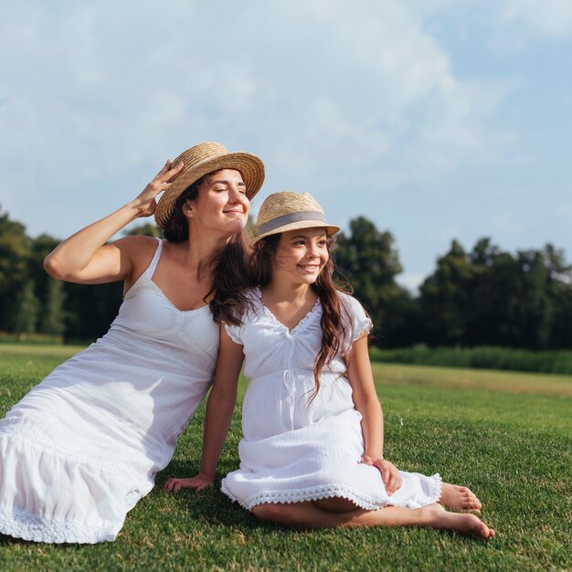 Madre e hija relajante en la naturaleza