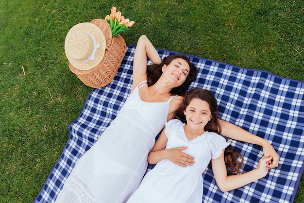 Madre e hija relajante en picnic