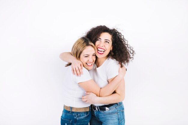 Madre e hija riendo y abrazándose