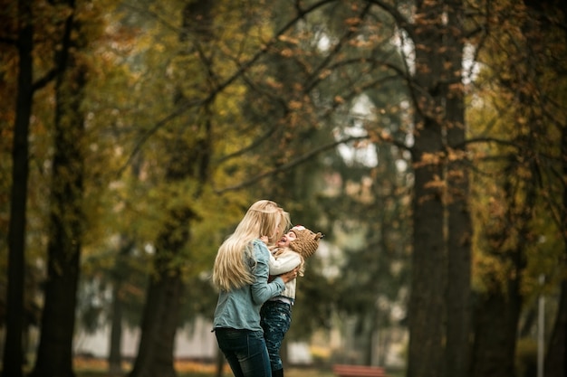 Madre e hija riendo en el parque