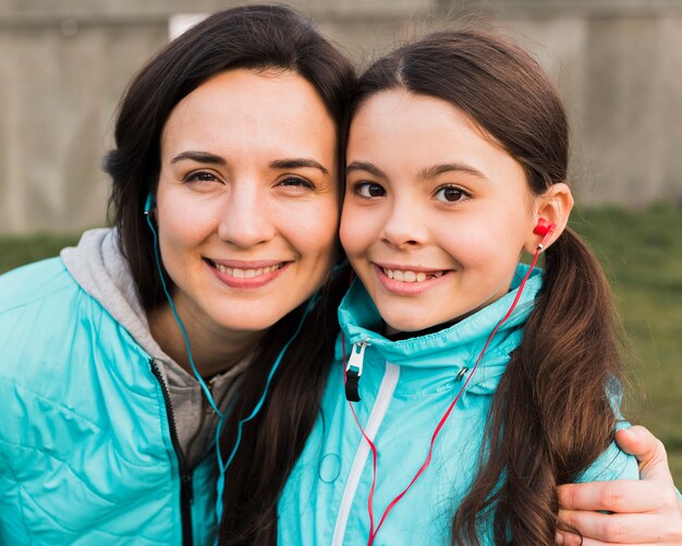 Madre e hija en ropa deportiva sonriendo