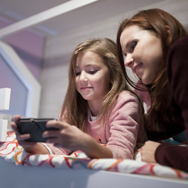 Madre e hija con smartphone