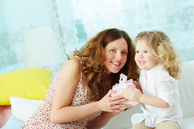 Madre e hija sonriendo