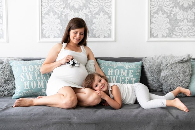 Madre e hija sonriente pasar tiempo juntos