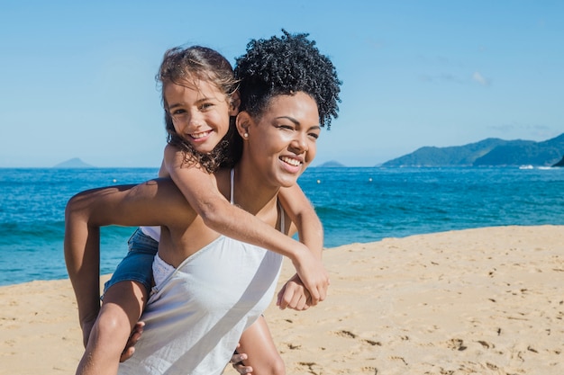 Madre e hija sonrientes