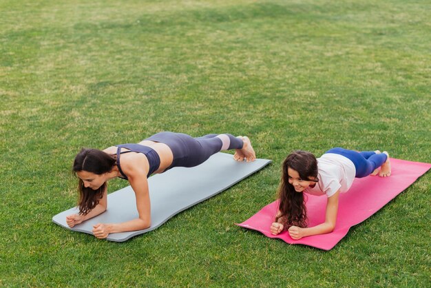 Madre e hija tablas al aire libre