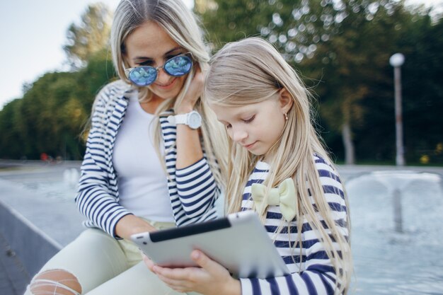 Madre e hija con una tablet en las manos