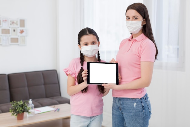 Foto gratuita madre e hija con tableta