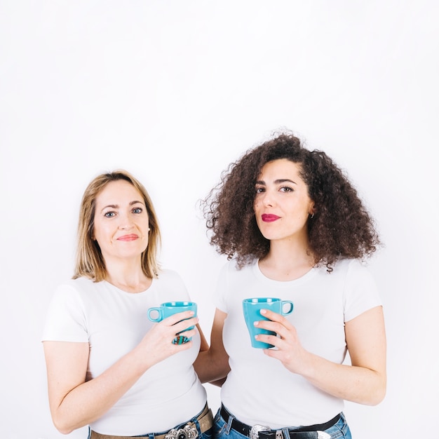 Madre e hija con tazas