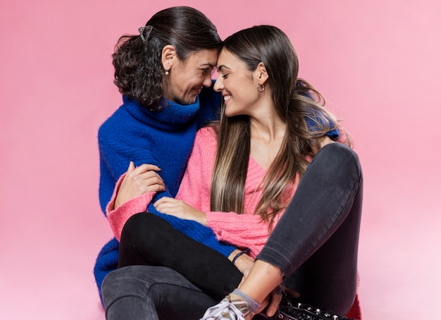 Madre e hija teniendo un dulce momento