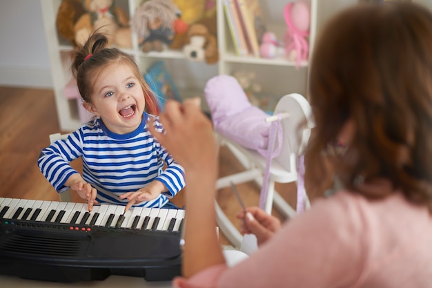 Madre e hija tocando música y cantando