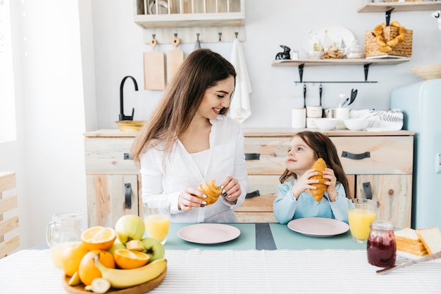 Madre e hija tomando el desayuno