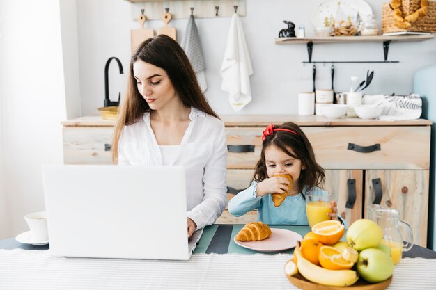 Madre e hija tomando el desayuno