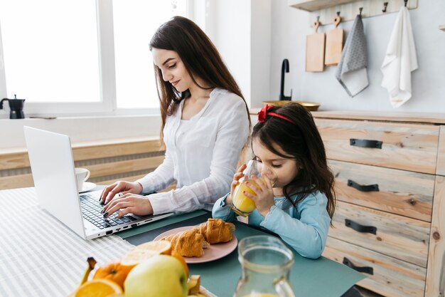 Madre e hija tomando el desayuno