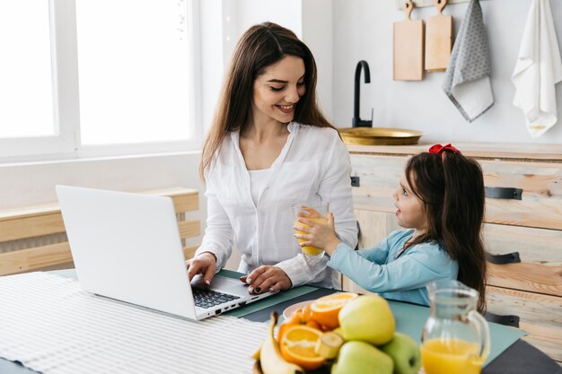 Madre e hija tomando el desayuno