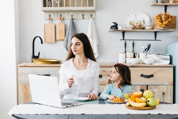 Madre e hija tomando el desayuno