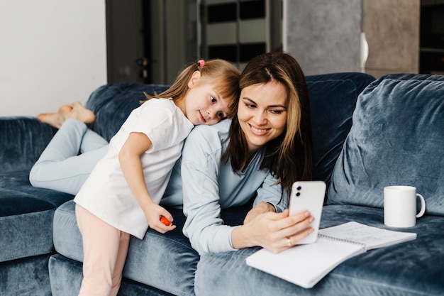 Madre e hija tomando una foto propia