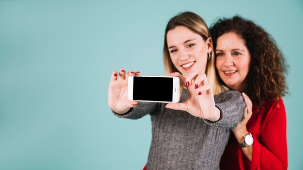 Madre e hija tomando selfie