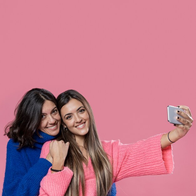 Madre e hija tomando selfie