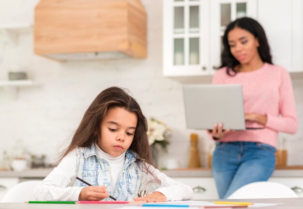 Madre e hija trabajando