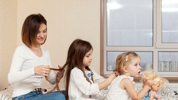 Madre e hija trenzando el cabello