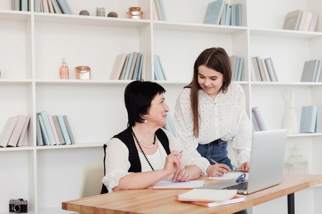 Madre e hija usando una laptop