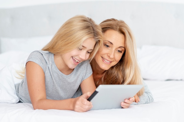 Madre e hija usando tableta
