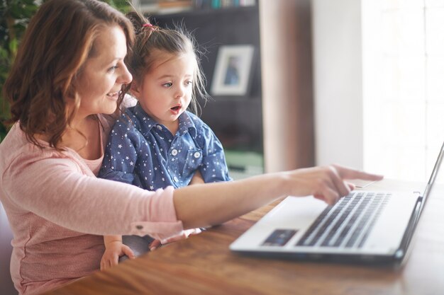 Madre e hija viendo videos en una computadora portátil