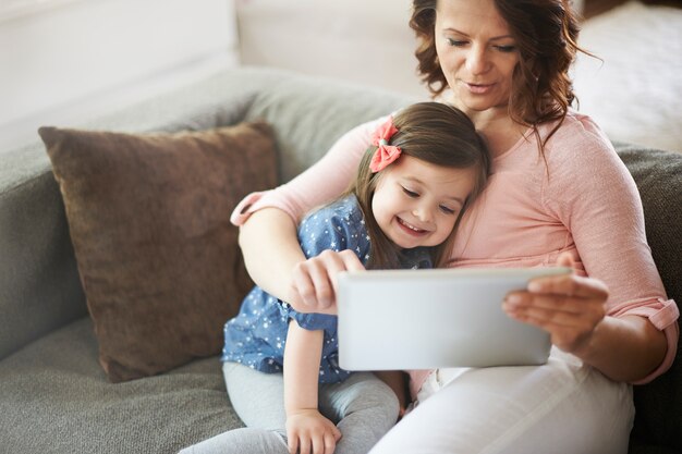 Madre e hija viendo videos en una tableta