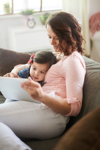 Madre e hija viendo videos en una tableta