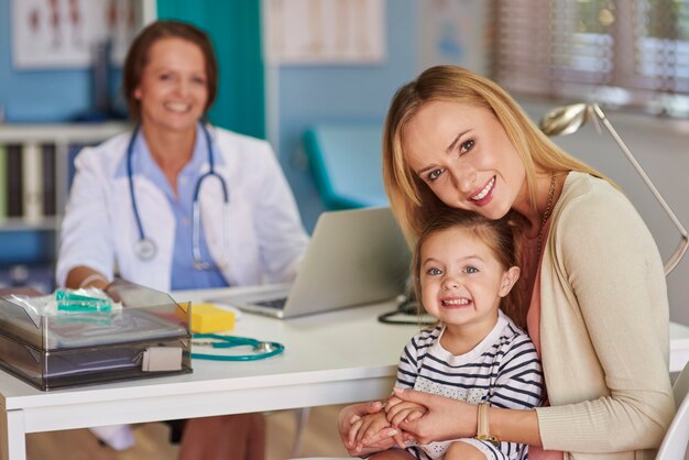 Madre e hija visitando al médico