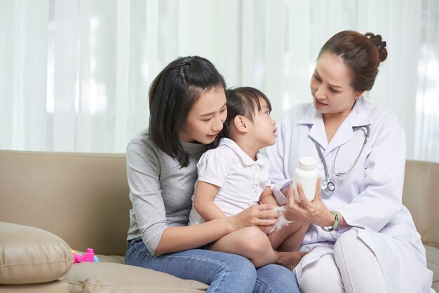 Madre e hija visitando pediatra