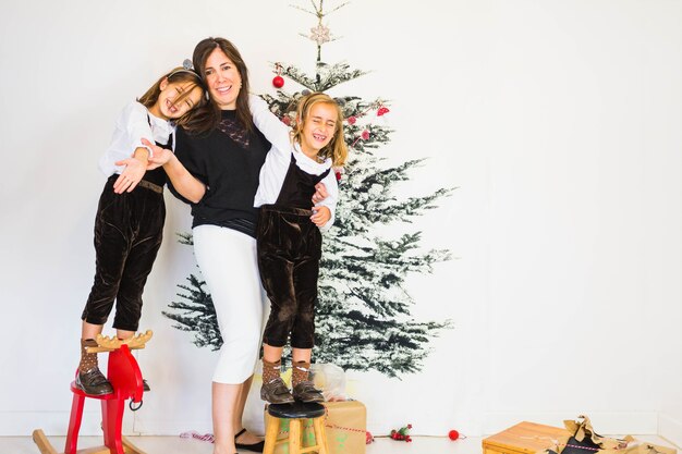 Madre e hijas con cajas de regalo