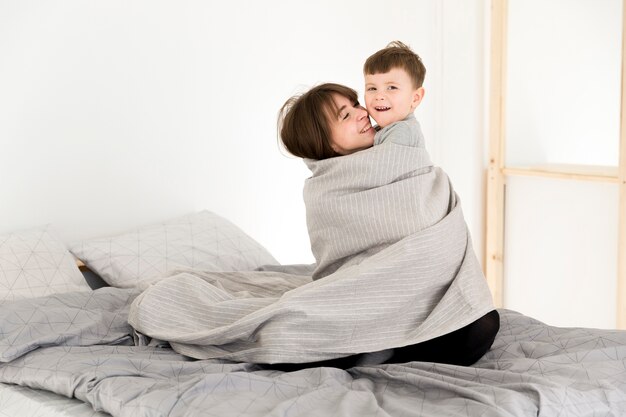 Madre e hijo abrazando