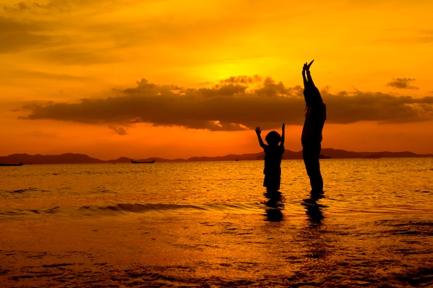 Una madre e hijo en al aire libre al atardecer con espacio de copia