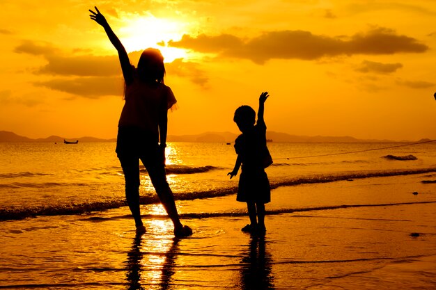 Una madre e hijo en al aire libre al atardecer con espacio de copia