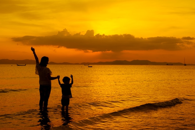 Una madre e hijo en al aire libre al atardecer con espacio de copia