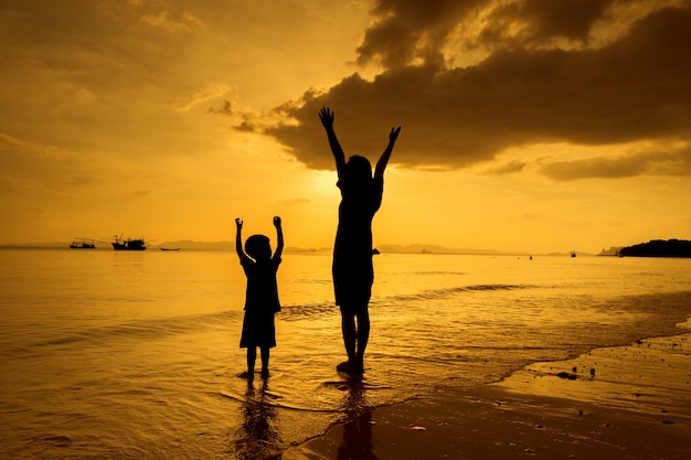 Una madre e hijo en al aire libre al atardecer con espacio de copia