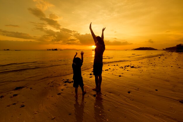 Una madre e hijo en al aire libre al atardecer con espacio de copia