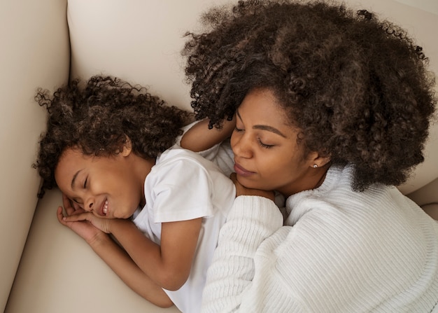 Madre e hijo de alto ángulo durmiendo