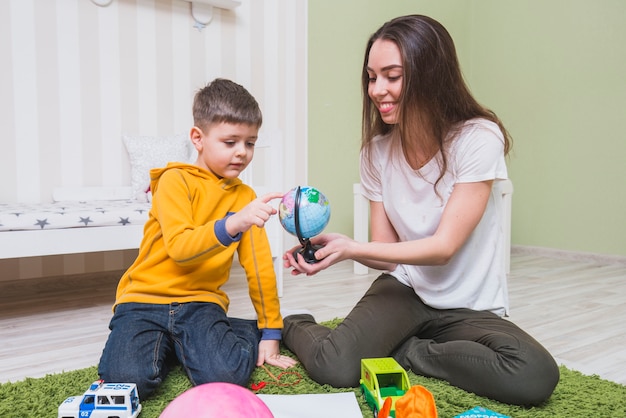 Madre e hijo aprendiendo geografía