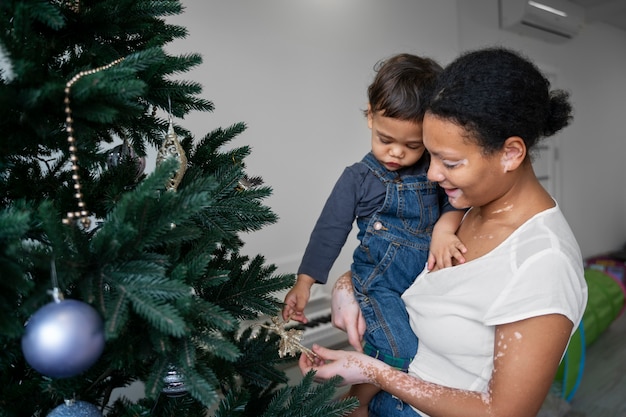 Foto gratuita madre e hijo con arbol de navidad