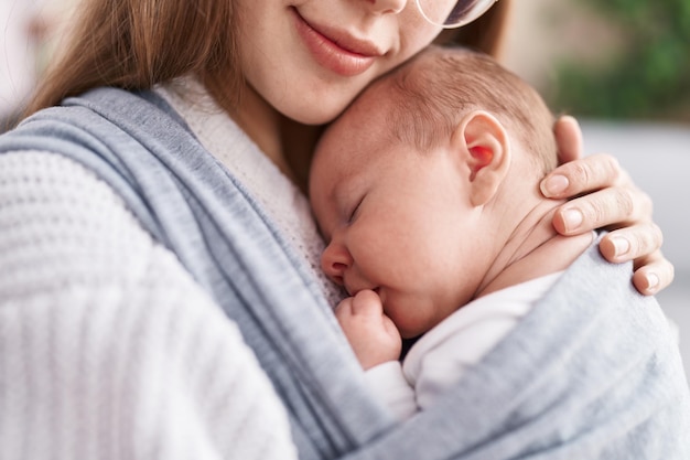 Madre e hijo bebé durmiendo de pie en casa