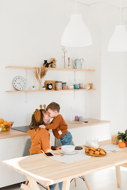 Foto gratuita madre e hijo besos