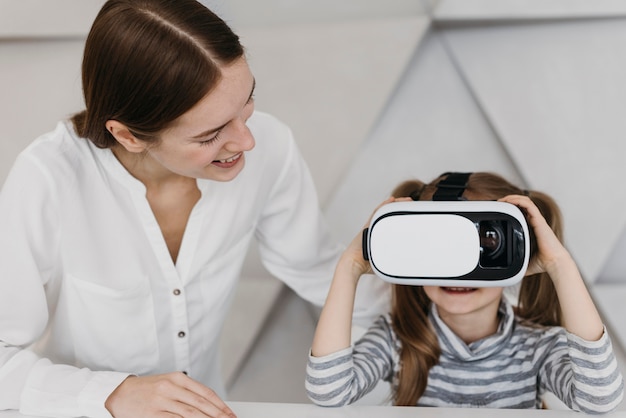 Madre e hijo con casco de realidad virtual
