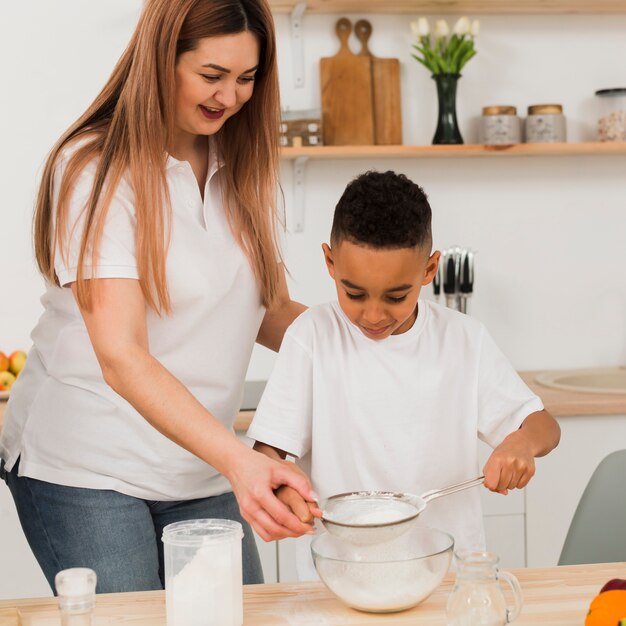 Madre e hijo cocinando juntos