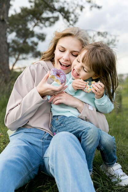 Madre e hijo comiendo donas