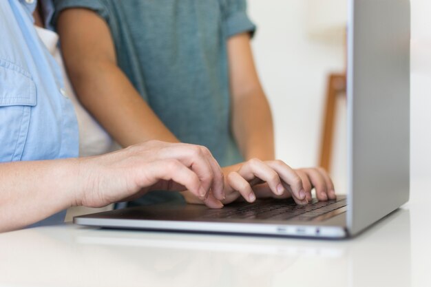 Madre e hijo en la computadora portátil