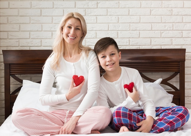 Foto gratuita madre e hijo con corazones pequeños